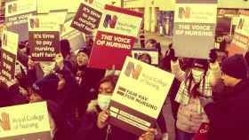 Huelga de enfermeras en Reino Unido para reclamar subidas salariales.