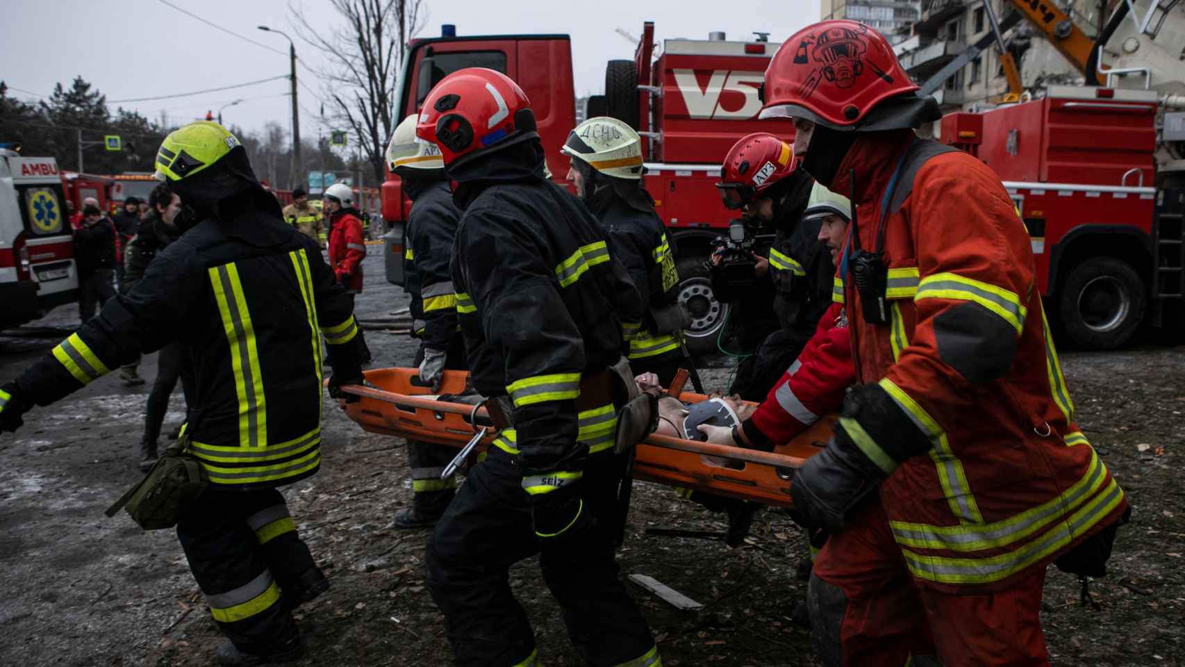 Varios bomberos en el rescate del ataque a un edificio de la ciudad ucraniana de Dnipro.