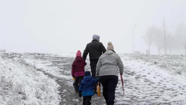 Una familia llega a la parroquia de O Cebreiro para disfrutar de la nieve.