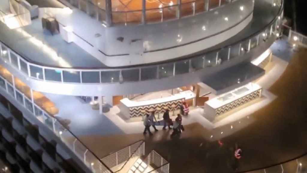 Vídeo: Así evacuó Gardacostas de Galicia a la pasajera de un crucero que estaba indispuesta