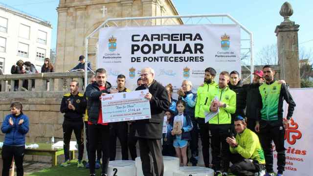 Entrega del cheque a Cáritas.