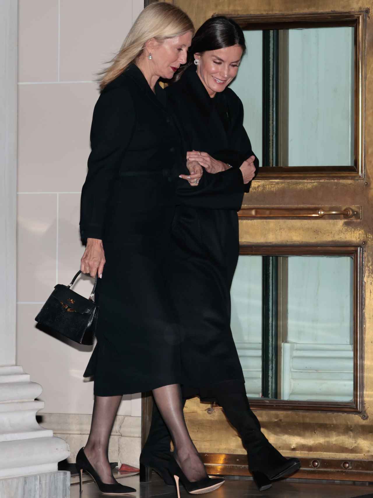 Marie Chantal de Grecia y la reina Letizia tras abandonar el hotel King George.