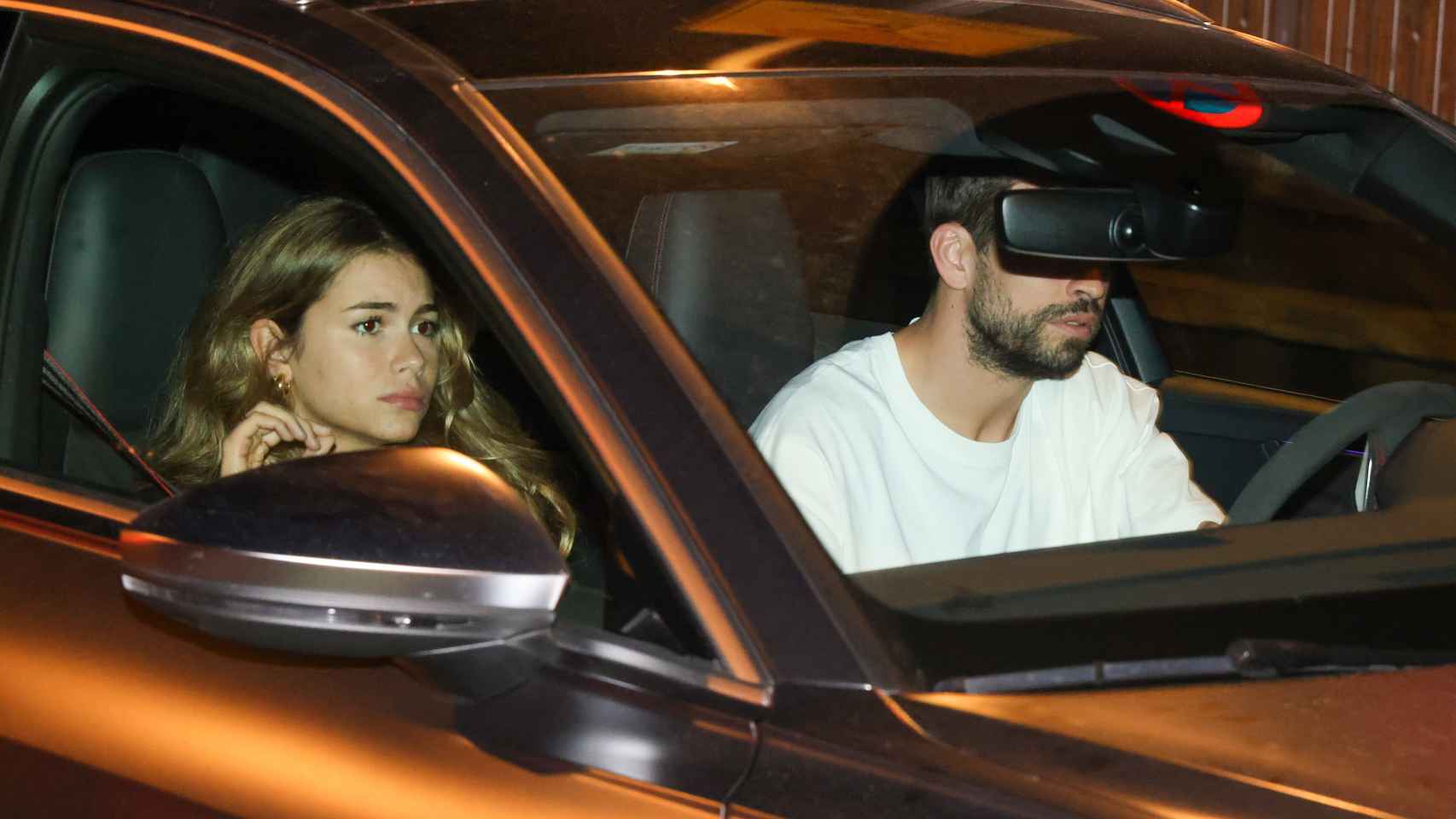 Clara Chía junto a su actual pareja, Gerard Piqué, en un vehículo por las calles de Barcelona, en noviembre de 2022.