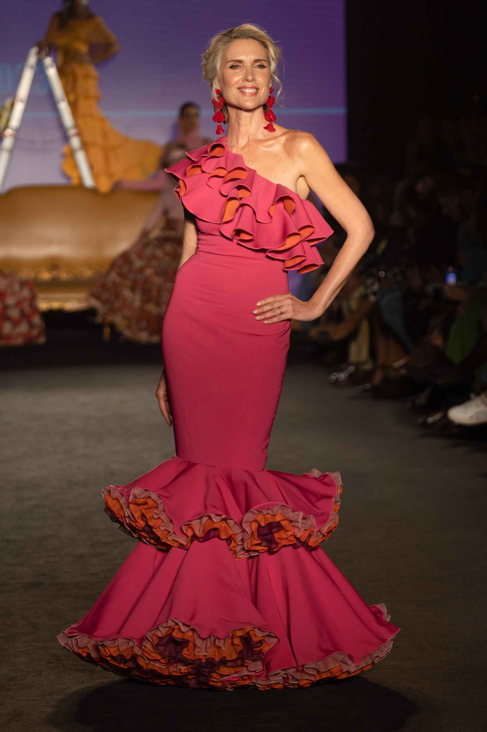 La modelo Judit Mascó desfilando con un vestido rosa y naranja de volantes
