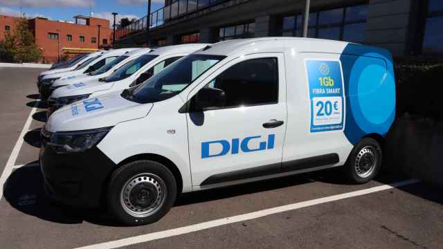 Varias furgonetas con el logo de la operadora de telecomunicaciones Digi.