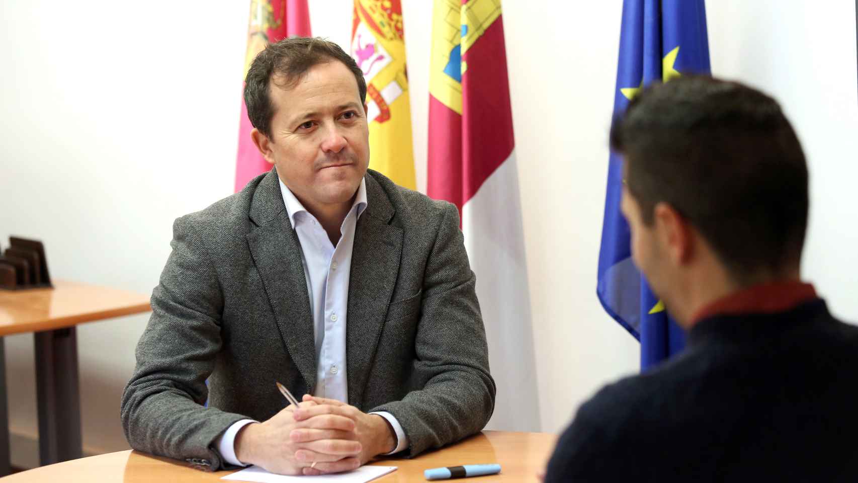 Carlos Velázquez, entrevistado por el periodista Alberto Morlanes.