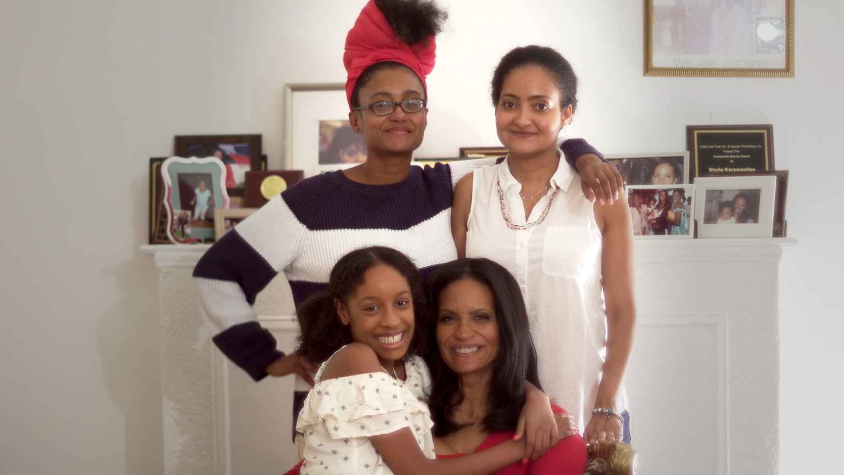 Gloria, con sus tres hijas.