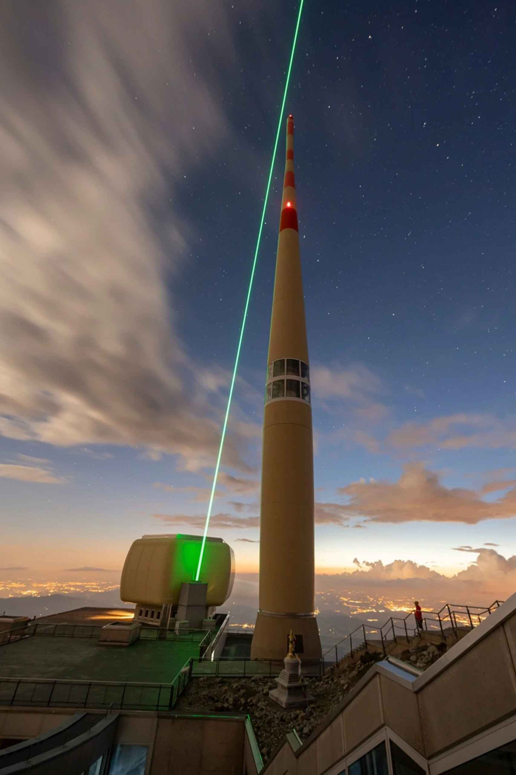Una imagen más cercana del láser lanzado desde la torre de comunicaciones de Säntis.
