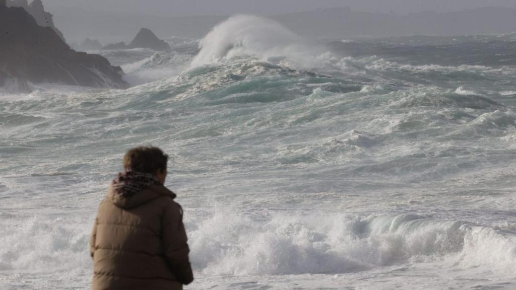 Olas rompe la costa en imagen de archivo.