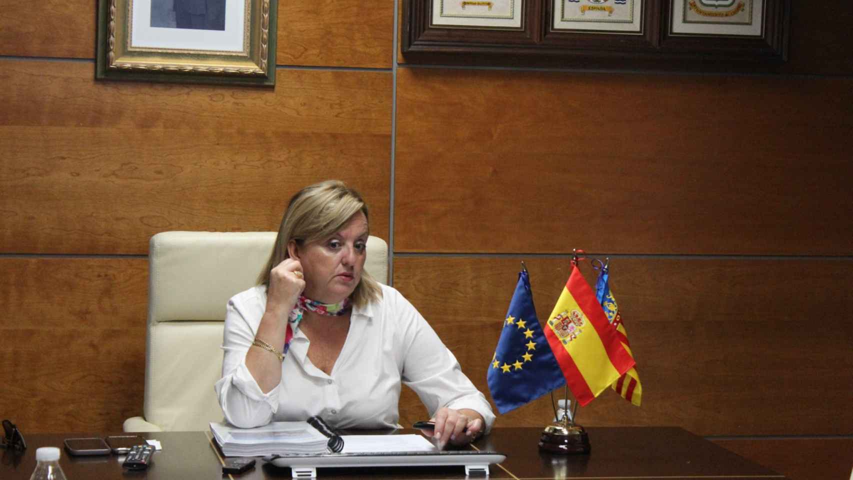 Ana Sala, alcaldesa de Calpe, en una imagen en su despacho que ha colgado en su Facebook.