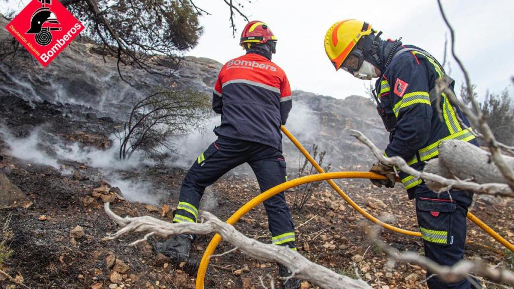 El incendio de Aigües sigue activo, pero los evacuados de dos urbanizaciones vuelven a sus casas