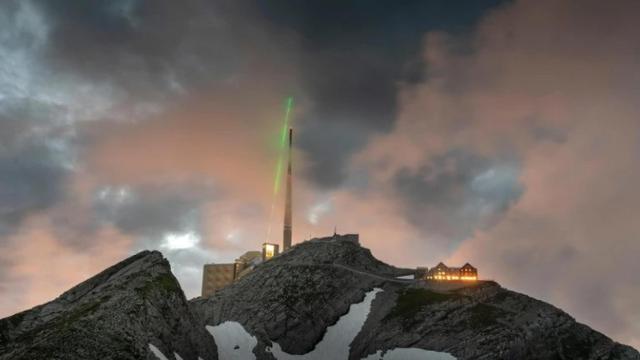 Imagen del haz láser en la torre de comunicaciones de Säntis.