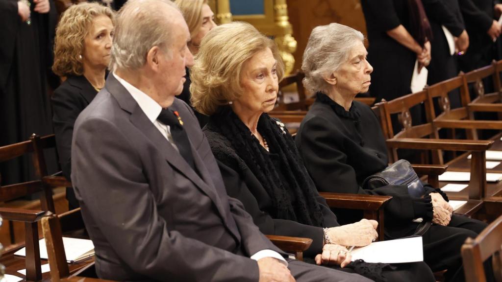 Los Eméritos e Irene de Grecia en el funeral de Constantino de Grecia.