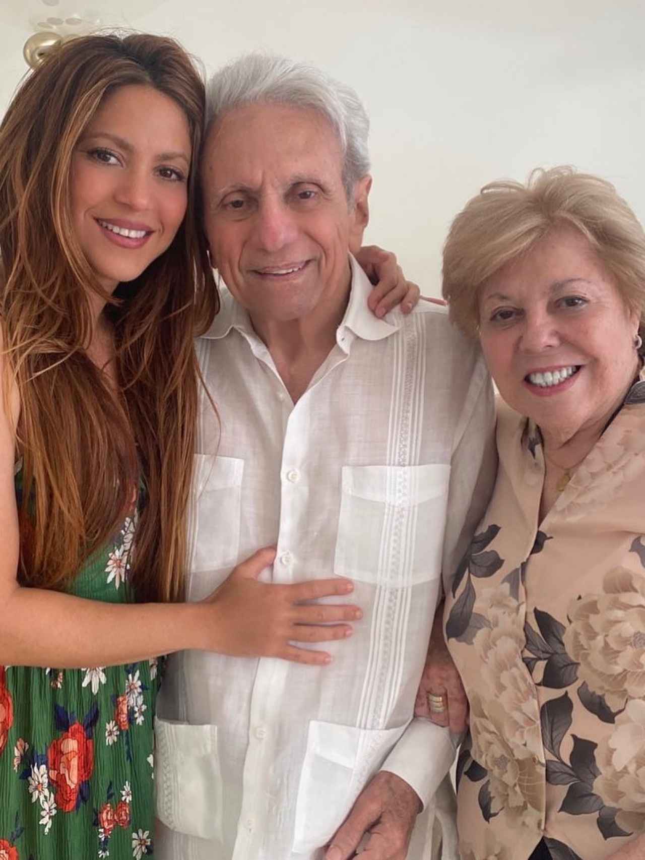 Shakira junto a sus padres, en una imagen compartida en Instagram.