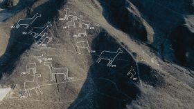 Vista aérea de un grupo de figuras pertenecientes a las líneas de Nazca, al sur de Lima. Foto: Universidad Yamagata / Efe