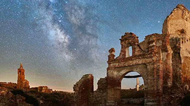 Fotografía del Pueblo Viejo de Belchite durante una noche estrellada.