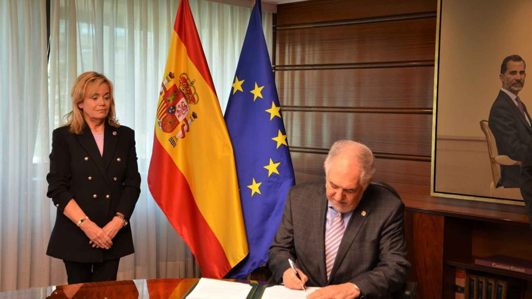 Conde-Pumpido firma su toma de posesión como presidente del TC el pasado 12 de enero. De pie, la vicepresidenta, Inmaculada Montalbán./