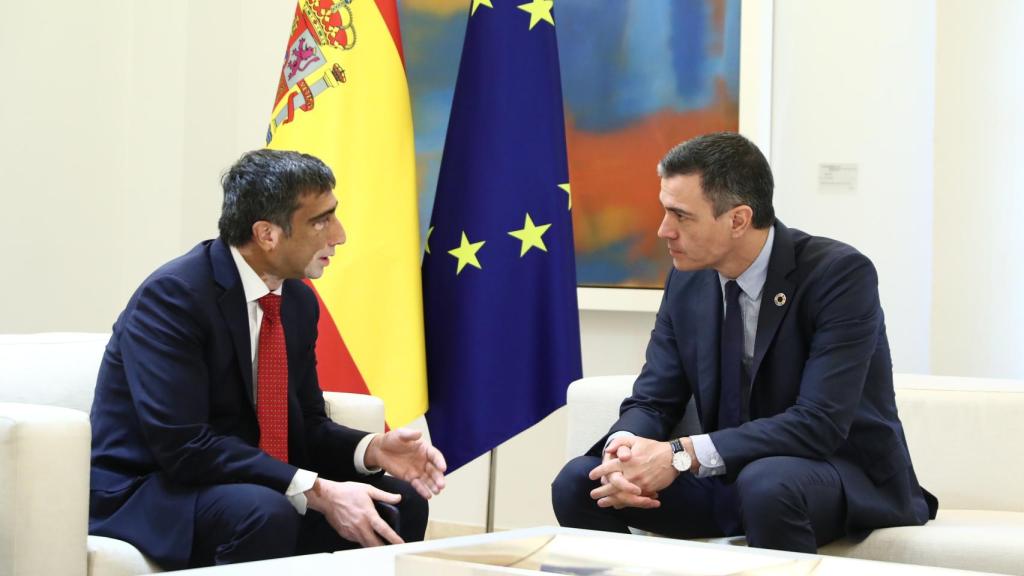 Nitesh Banga y Pedro Sánchez este lunes en Moncloa.