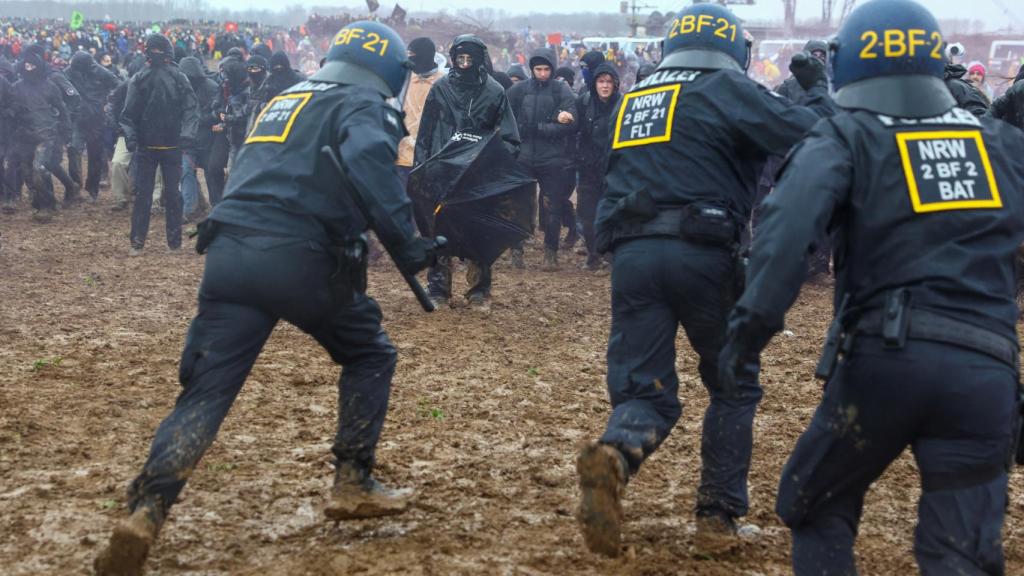 La policía trata de frenar las protestas en Lützerath, en Alemania.