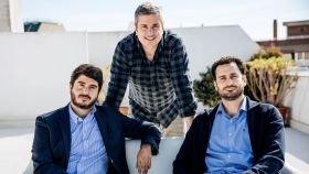 Los tres ingenieros españoles han iniciado una batalla legal contra el hombre más rico del mundo por el nombre de su empresa, Tuio