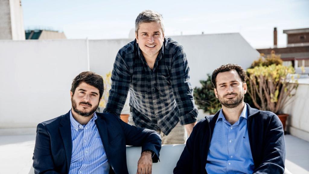 Los tres ingenieros españoles han iniciado una batalla legal contra el hombre más rico del mundo por el nombre de su empresa, Tuio