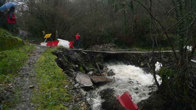 La crecida del arroyo Pereanes obliga a cortar el acceso que le quedaba al pueblo de San Vicente de Leira, a 16 de enero de 2023.