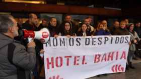 Trabajadores del Hotel Bahía se concentran ante el ERE que pretende impulsar la empresa.