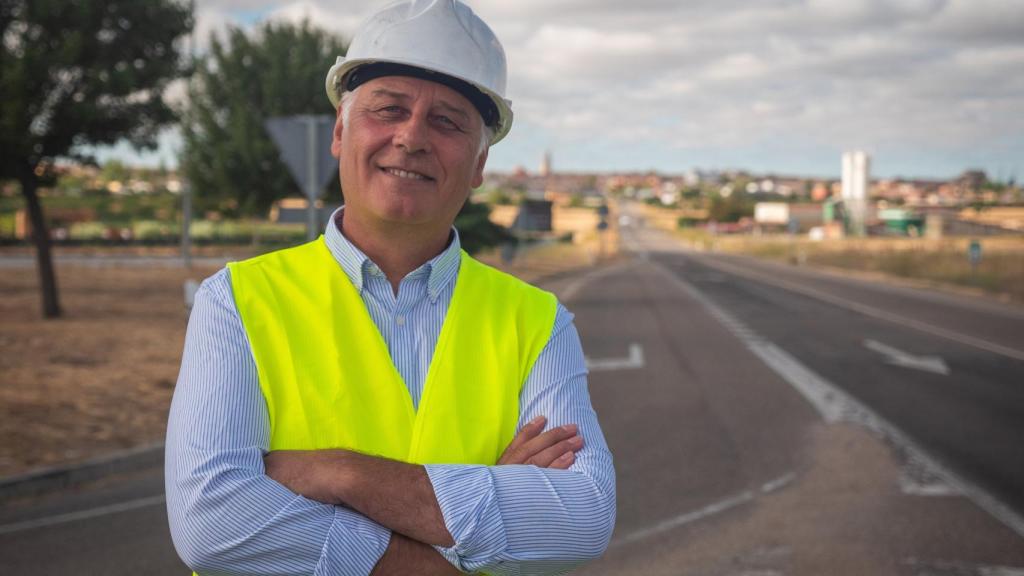 Felipe Romero, coordinador del proyecto, en el tramo de carretera que comunica la A-11 con Toro.