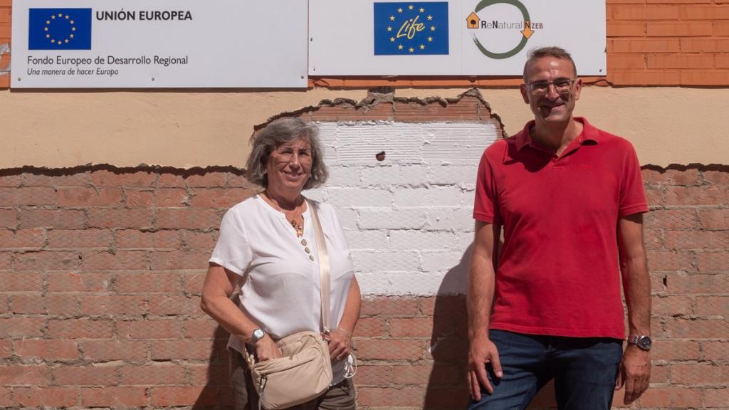 Esther Gamero y Fernando Babiano, en una de las viviendas que han rehabilitado.