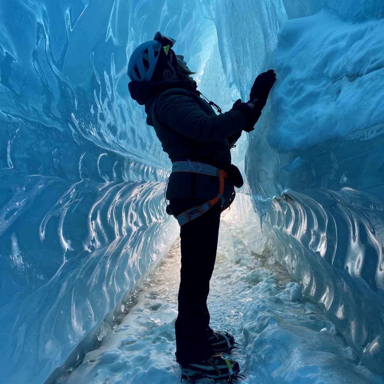 Ana Bru en un túnel de hielo en la Antártida.