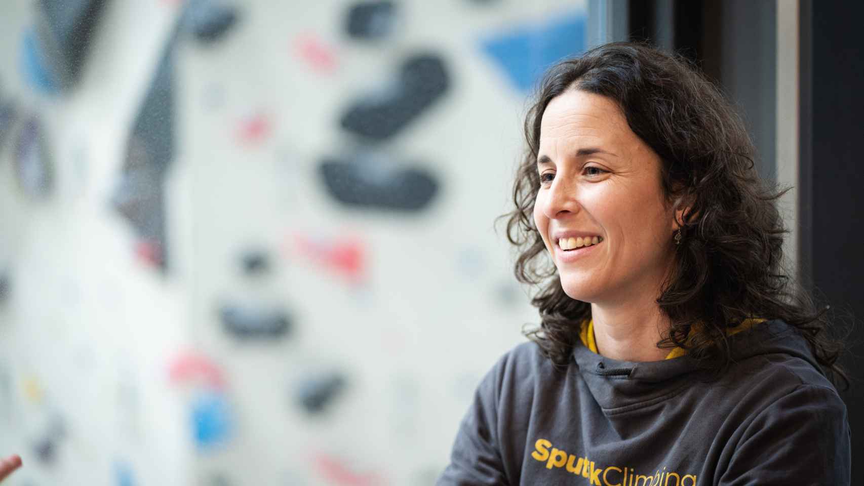 Eva Yuste, directora de Sputnik Climbing Las Rozas, en la cafetería del rocódromo.