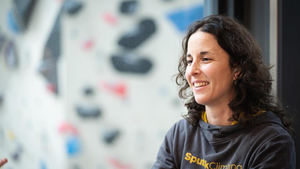 Eva Yuste, directora de Sputnik Climbing Las Rozas, en la cafetería del rocódromo.