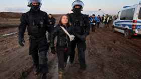 La activista Greta Thunberg, en el momento de ser detenida.