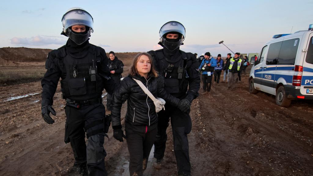 La activista Greta Thunberg, en el momento de ser detenida.