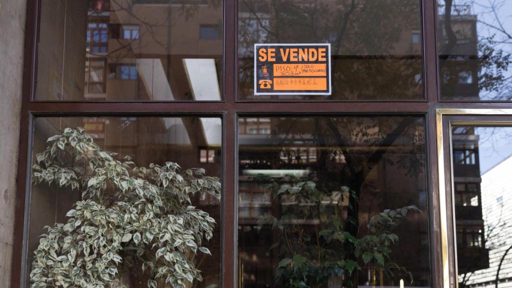 Cartel de 'se vende' en un portal.