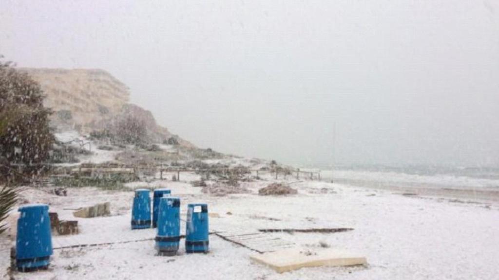 La playa de Torrevieja, nevada en 2017.