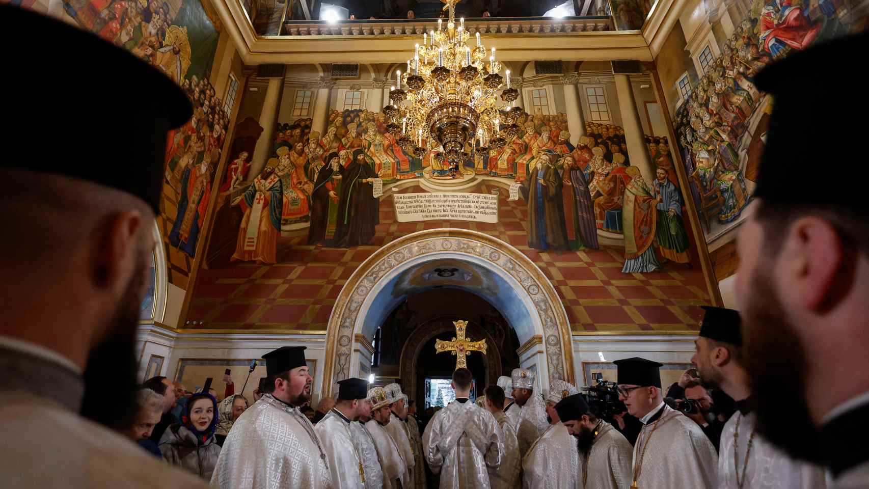 Sacerdotes ortodoxos de la Iglesia Ortodoxa de Ucrania llevan a cabo un servicio de Navidad .