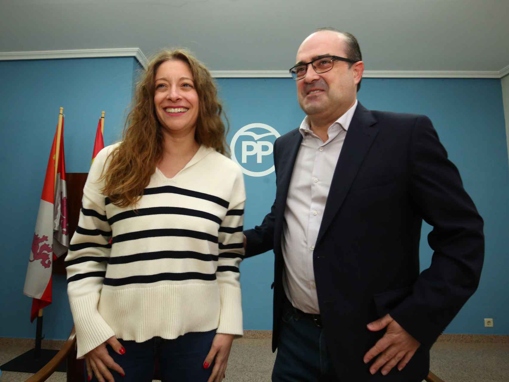 Marco Morala, candidato del PP a la Alcaldía de Ponferrada, acompañado de la líder de los populares leoneses, Ester Muñoz, este martes.