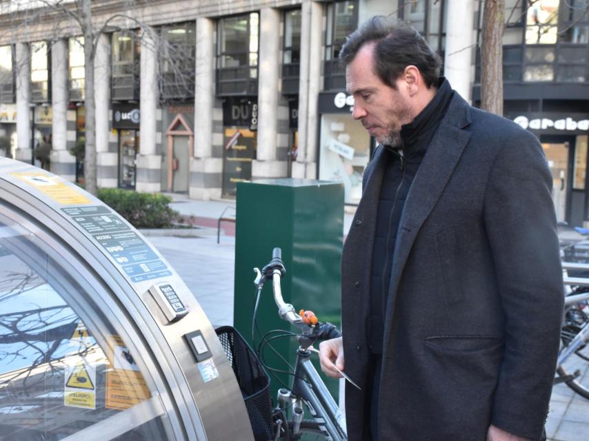 Óscar Puente utilizando un parkibici