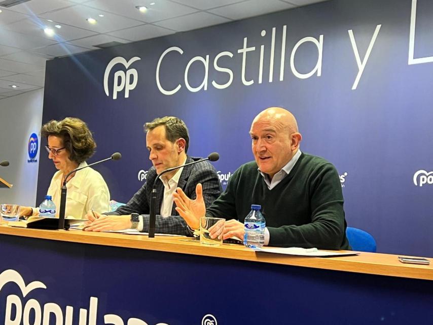 El candidato del PP en Valladolid, Jesús Julio Carnero, durante su rueda de prensa de este martes.