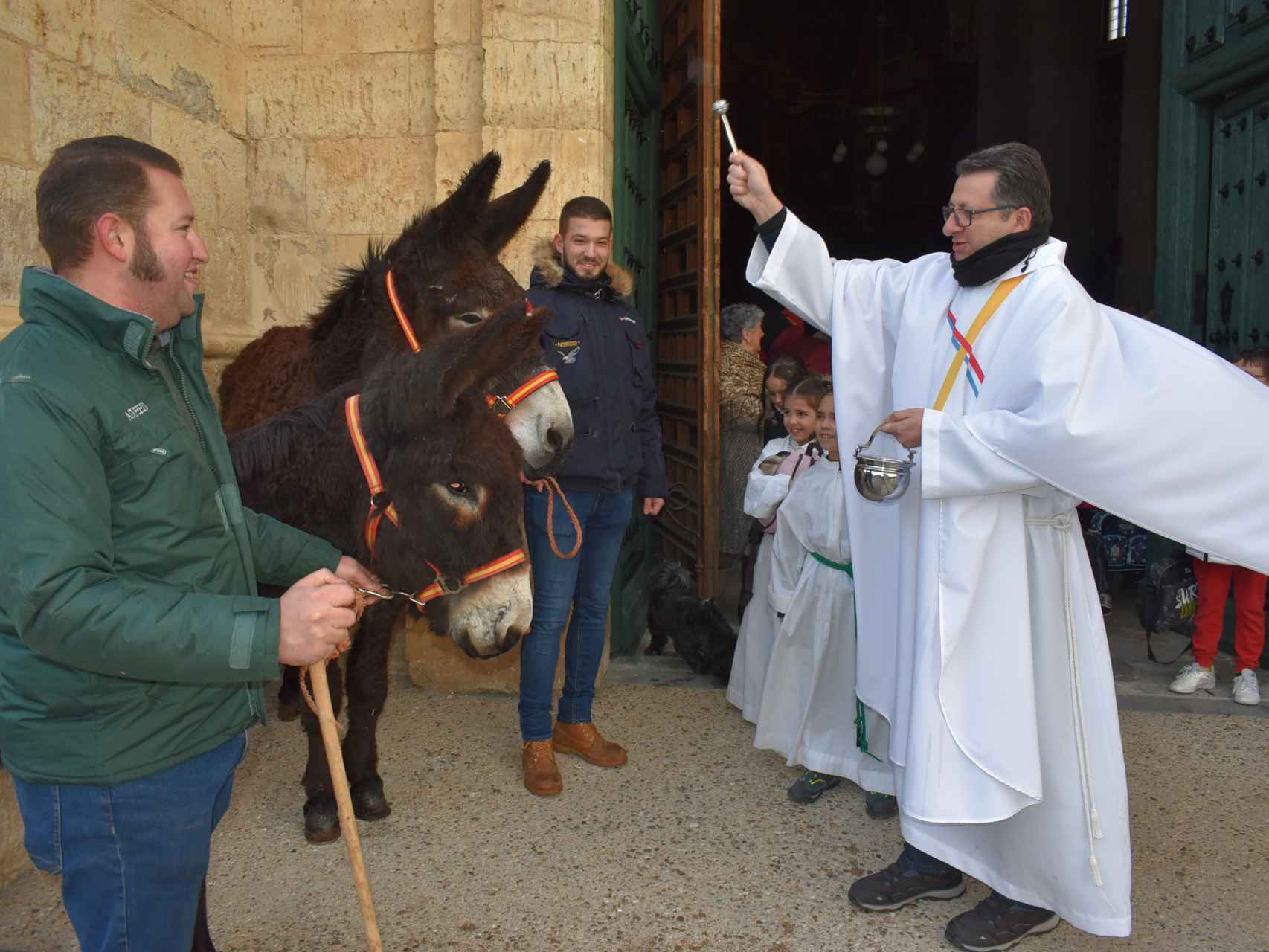 El párroco de Cigales bendiciendo a un burro, este martes.