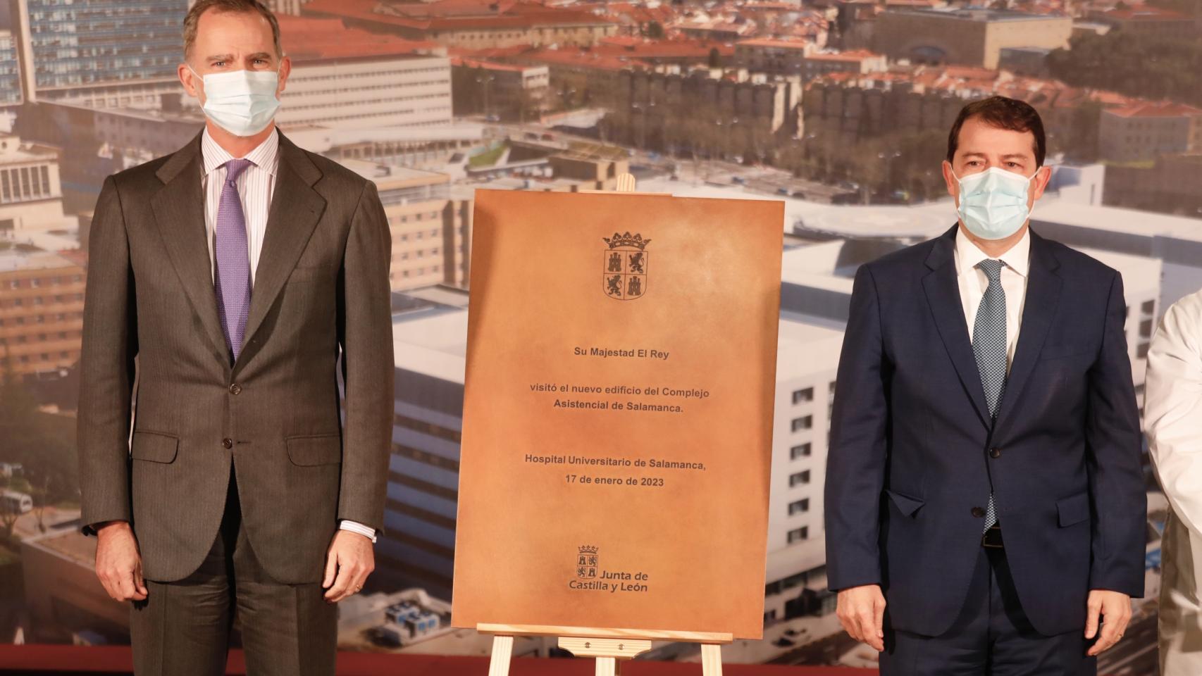 El Rey Felipe VI en su visita al hospital de Salamanca
