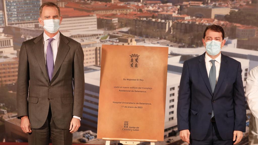 El Rey Felipe VI en su visita al hospital de Salamanca