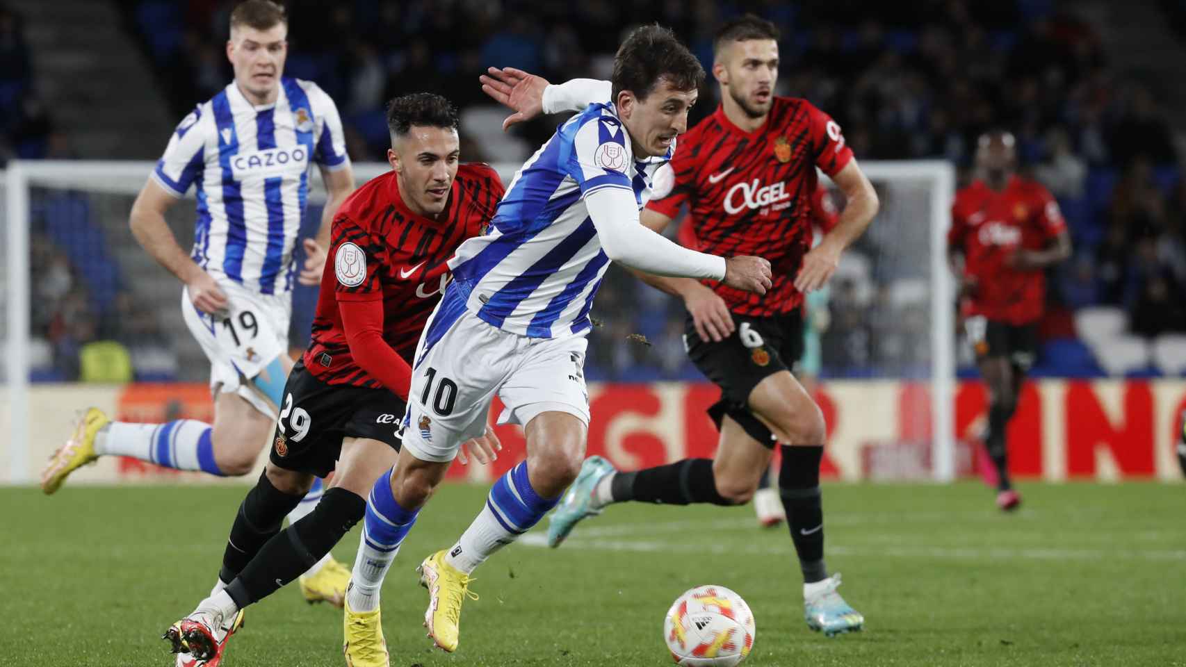 Oyarzabal se marcha de la presión en el Real Sociedad - Mallorca.