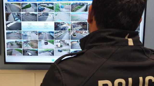 Un policía local de Marchamalo visiona las cámaras de videovigilancia.