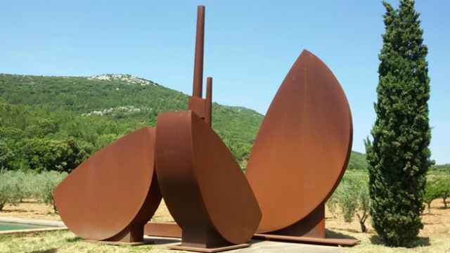 Esculturas del museo al aire libre de Miquel Navarro, con la cumbre del Pico del Tejo al fondo. EE