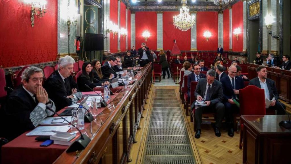 Los fiscales Javier Zaragoza y Fidel Cadena, a la izquierda, durante el juicio del 'procés'./