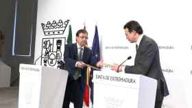 El presidente de la Junta de Extremadura, Guillermo Fernández Vara, firma junto al consejero delegado de Enagás, Arturo Gonzalo Aizpiri, el Protocolo General de Actuación para favorecer el Desarrollo de Infraestructuras de Hidrógeno en Extremadura