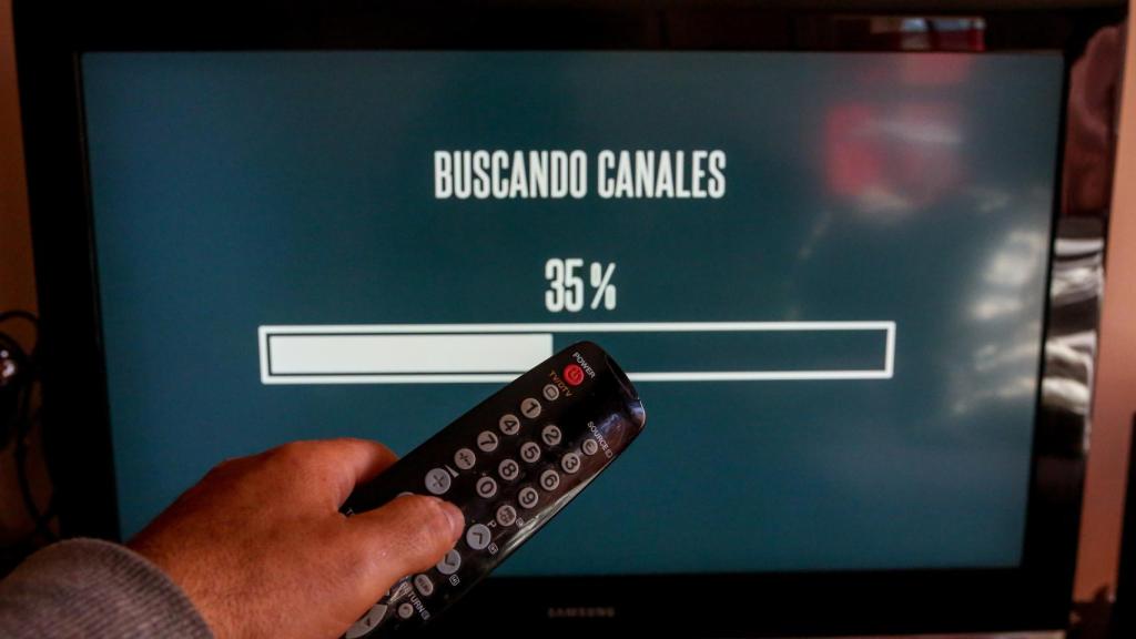 Imagen de archivo de una persona utiliza su mando de la televisión para buscar canales.