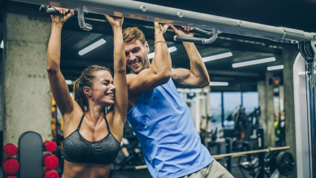 Una pareja hace ejercicio en un gimnasio